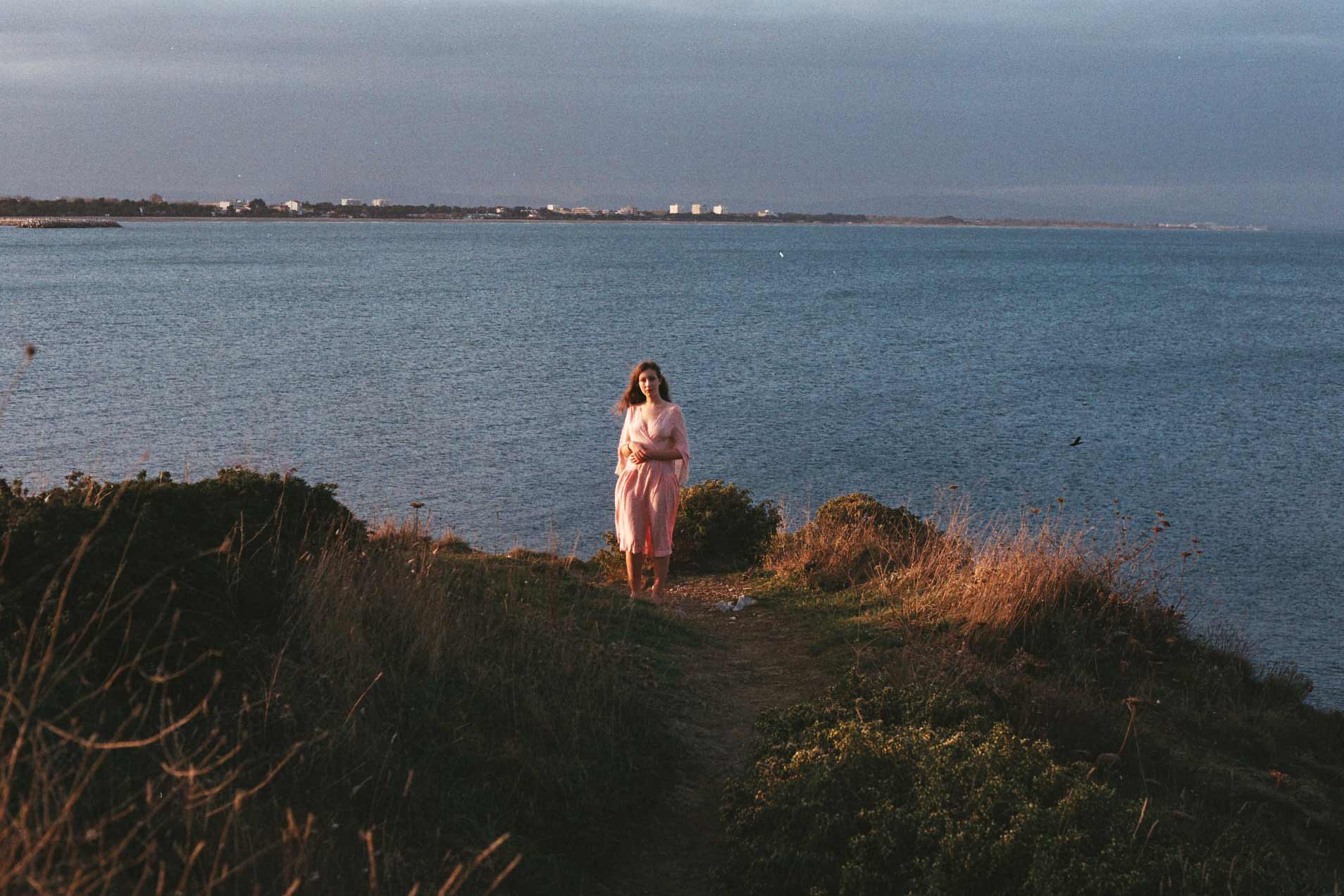 Photos à l'argentique en bord de mer, reprenant l'esthétique de cindy sherman